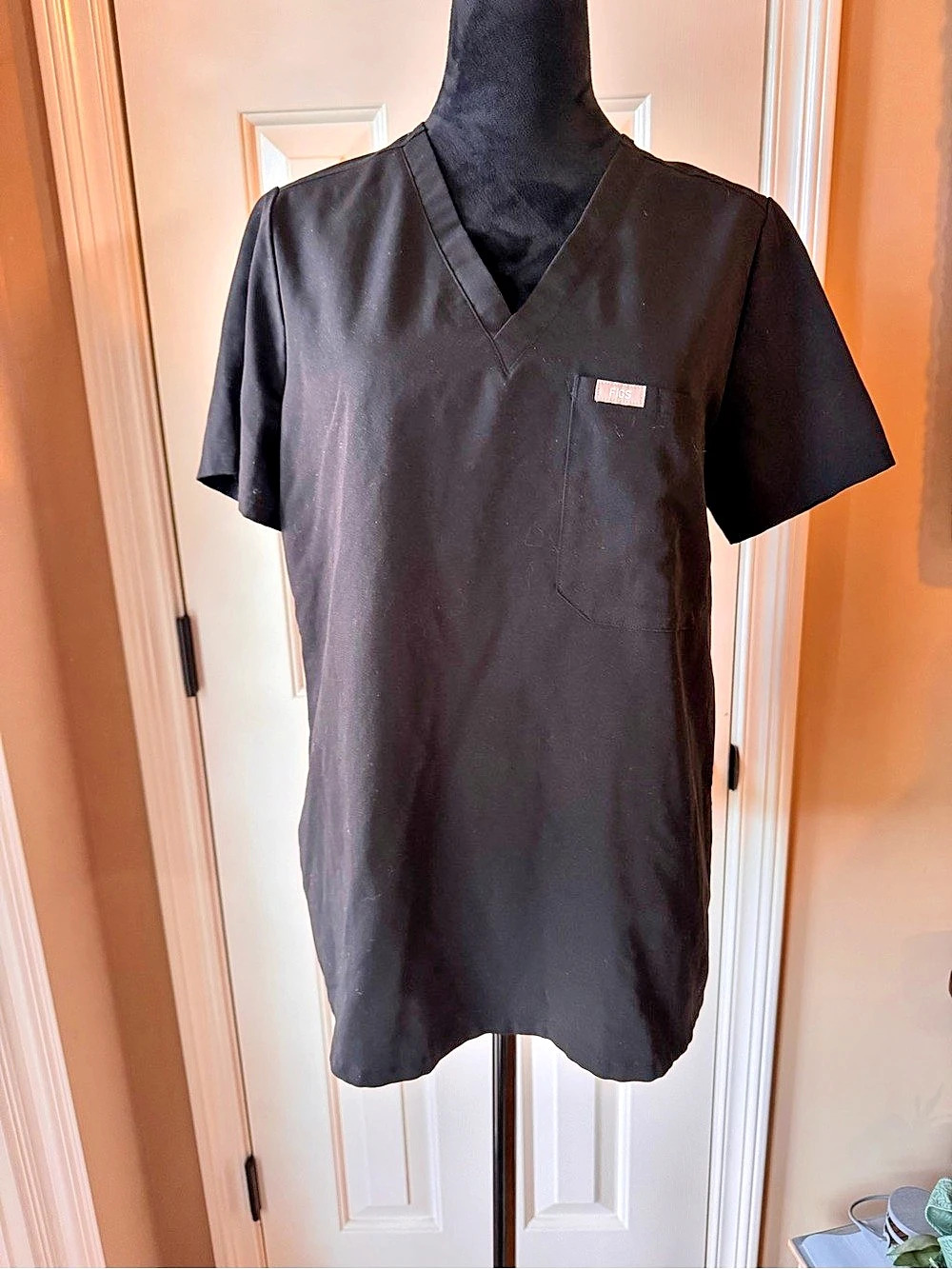 FIGS Catarina V-Neck Scrub Top in Black Size Medium